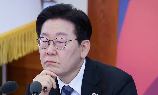 이재명 대통령이 18일 청와대에서 열린 ‘자본시장 안정과 정상화 간담회’에서 참석자의 발언을 듣고 있다. 뉴스1