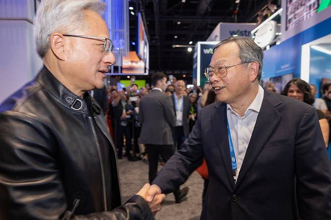 찰스 량(오른쪽) 슈퍼마이크로 최고경영자(CEO)가 지난 16일(현지 시간) GTC 부스를 찾은 젠슨 황 엔비디아 CEO와 악수하고 있다. 엑스 캡처