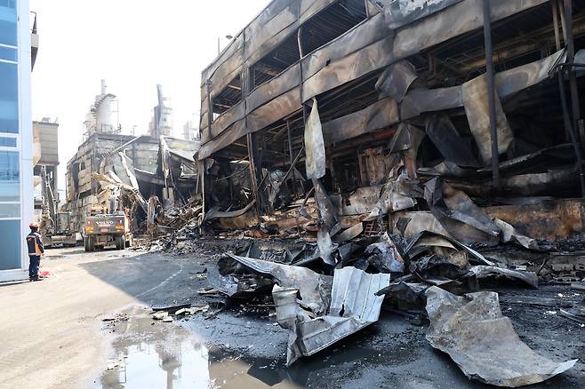 21일 오후 대형 화재가 발생했던 대전 대덕구 안전공업의 건물이 골격만 남아 있다. 소방당국이 잔해 정리를 위해 중장비를 동원하고 있다. 2026.3.21 연합뉴스