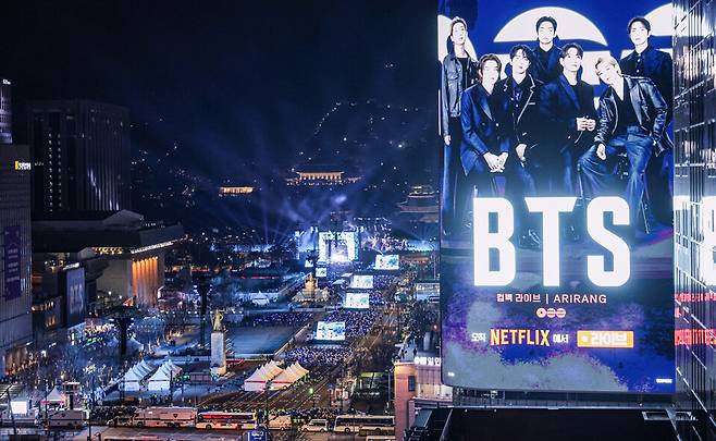 21일 서울 종로구 광화문광장에서 BTS 컴백 라이브: 아리랑' 공연이 열리고 있다. ⓒ사진공동취재단