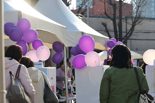 'BTS 컴백 라이브: 아리랑' 공연이 열리는 광화문광장에 보라색 풍선들이 걸려 있다. ⓒ시사저널 이종현