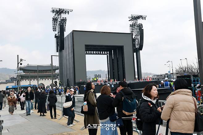 방탄소년단(BTS) 컴백 공연을 하루 앞둔 20일 무대가 설치된 서울 광화문광장에서 팬들이 기념촬영을 하고 있다. 2026.03.20. 정지윤 선임기자