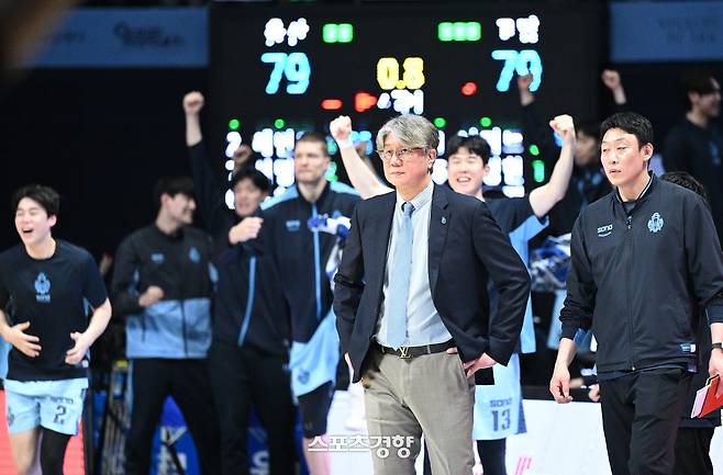 손창환 소노 감독(앞)이 21일 고양소노아레나에서 열린 2025~2026 LG전자 프로농구 울산 현대모비스와 홈경기에서 79-79 동점으로 연장전에 돌입하는 순간 코트를 바라보고 있다. 벤치의 선수들은 기뻐하는 모습.  KBL 제공
