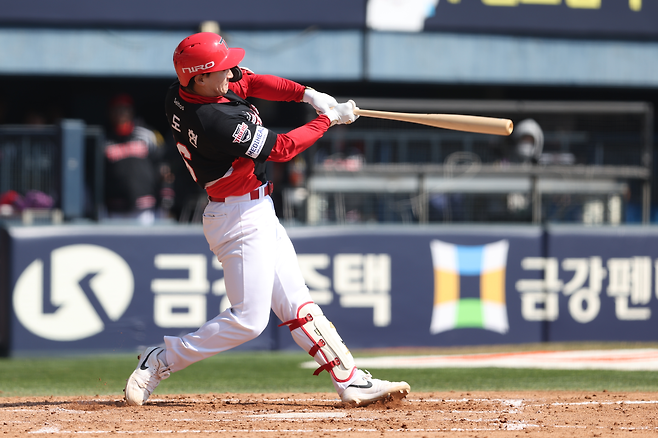 KIA 윤도현이 21일 잠실에서 열린 두산과 시범경기 5회초 연타석 홈런을 때려내고 있다. KIA 타이거즈 제공