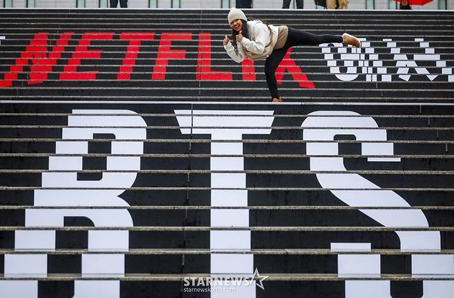 방탄소년단(BTS)의 서울 광화문광장 컴백 공연을 앞둔 18일 서울 종로구 세종문화회관 계단을 찾은 외국인 팬들이 BTS 랩핑 앞에서 사진을 찍고 있다. 2026.03.18. jhope@newsis.com /사진=뉴시스 정병혁