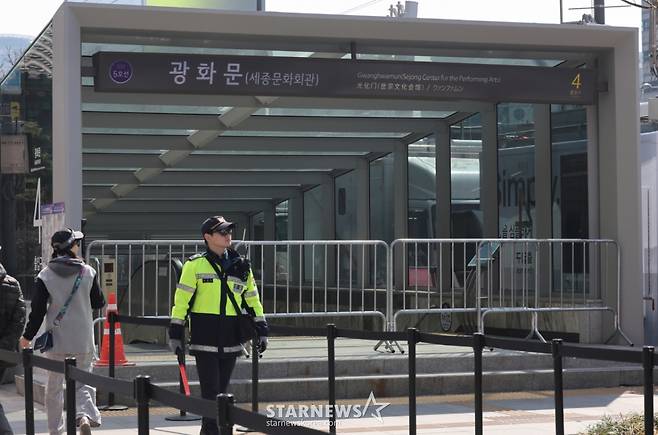 (서울=뉴스1) 박지혜 기자 = 방탄소년단(BTS) 컴백 공연일인 21일 서울 광화문역 출입구가 통제되고 있다. 이날 5호선 광화문역은 오후 2∼10시, 3호선 경복궁역과 1·2호선 시청역은 오후 3∼10시 무정차 통과한다. 지하철을 이용하려면 근처 역으로 이동해야 한다. 2026.3.21/뉴스1 Copyright (C) 뉴스1. All rights reserved. 무단 전재 및 재배포, AI학습 이용 금지. /사진=(서울=뉴스1) 박지혜 기자