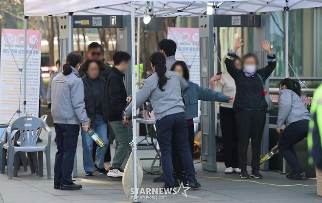 [서울=뉴시스] 권창회 기자 = 방탄소년단(BTS) 컴백 공연 당일인 21일 서울 종로구 광화문광장 일대 출입게이트에서 안전검색이 진행되고 있다. 2026.03.21. kch0523@newsis.com /사진=권창회