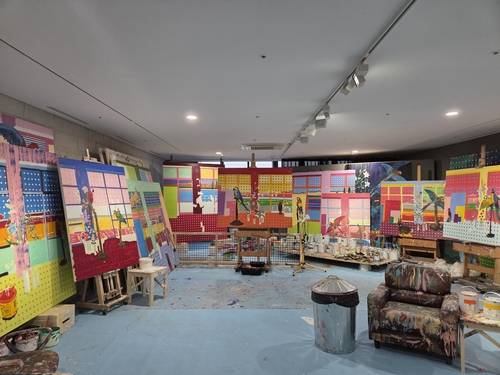 서울에 재현된 데이미언 허스트의 스튜디오 (서울=연합뉴스) 박의래 기자 = 18일 서울 종로구 국립현대미술관에 재현된 데이미언 허스트 스튜디오에 놓인 미완성 회화 작품들. 2026.3.21. laecorp@yna.co.kr