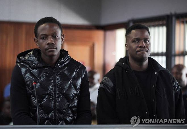 로버트 무가베 전 짐바브웨 대통령의 막내아들 벨라민 차퉁가 무가베(왼쪽)가 지난 2월 남아프리카공화국 요하네스버그 법원에서 정원사 살인미수 혐의로 재판받고 있다.[로이터 연합뉴스 자료사진. 재판매 및 DB 금지]