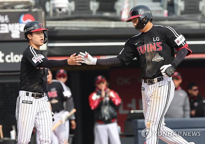 추세현 '투런 홈런' (수원=연합뉴스) 홍기원 기자 = 16일 경기도 수원케이티위즈파크에서 열린 프로야구 LG 트윈스와 kt wiz의 시범경기. 6회초 무사 주자 2루에서 LG 추세현이 홈런을 치고 베이스를 돌고 있다. 2026.3.16 xanadu@yna.co.kr