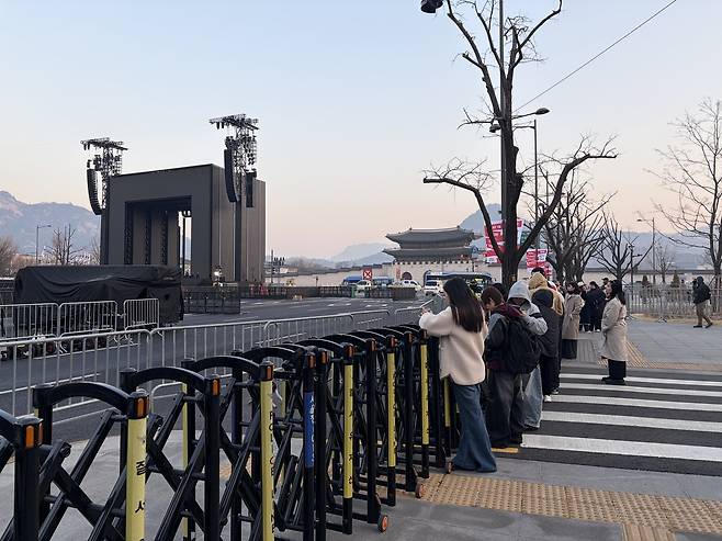 21일 서울 종로구 의정부터에서 그룹 방탄소년단(BTS) 컴백 행사 기다리는 팬들의 모습 [촬영 양수연]