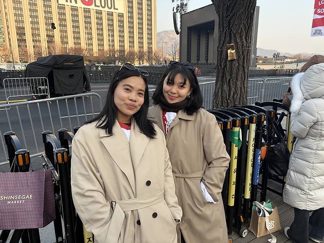 21일 서울 종로구 의정부터에서 그룹 방탄소년단(BTS) 컴백 행사 기다리는 팬들의 모습 [촬영 양수연]