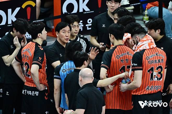 작전 지시하는 신영철 OK저축은행 감독(중앙) [한국배구연맹 제공. 재판매 및 DB 금지]