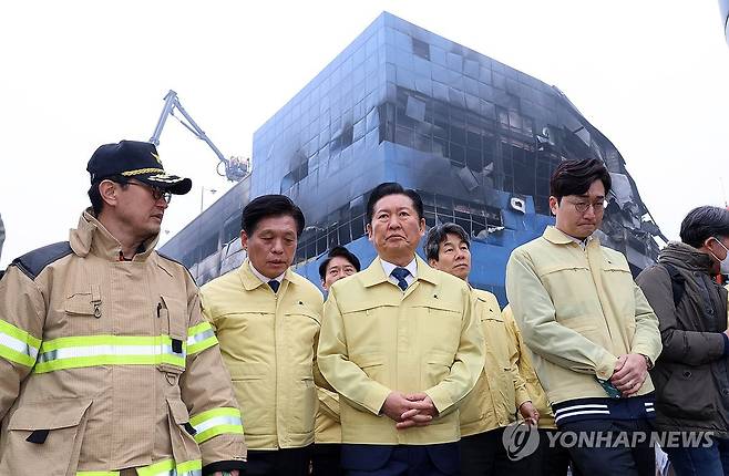화재 현장 찾은 정청래 (대전=연합뉴스) 김준범 기자 = 더불어민주당 정청래 대표가 21일 오전 대전 대덕구 자동차부품 제조 공장인 안전공업 화재 현장을 방문하고 있다. 2026.3.21 psykims@yna.co.kr