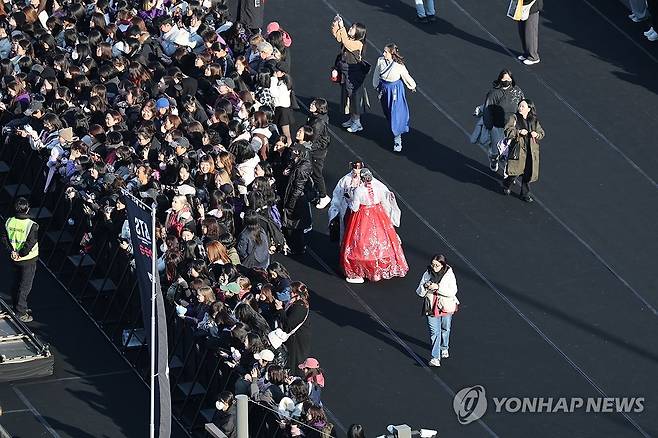 한복입고 BTS 공연장 입장하는 아미들 (서울=연합뉴스) 서대연 기자 = 그룹 방탄소년단(BTS)이 정규 5집 '아리랑'(ARIRANG) 발매를 기념해 무료 공연 'BTS 컴백 라이브: 아리랑'(BTS THE COMEBACK LIVE｜ARIRANG)을 여는 21일 서울 광화문광장 공연장에서 한복을 입은 관객들이 입장하고 있다. 2026.3.21 dwise@yna.co.kr
