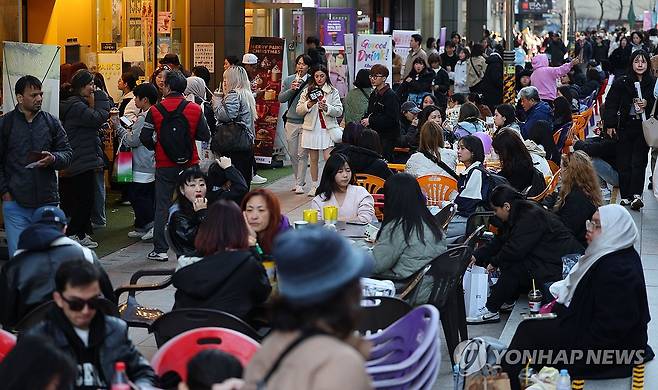 '인파로 가득찬 광화문 인근 카페 거리' (서울=연합뉴스) 한종찬 기자 = 그룹 방탄소년단(BTS)이 정규 5집 '아리랑'(ARIRANG) 발매를 기념해 무료 공연 'BTS 컴백 라이브: 아리랑'(BTS THE COMEBACK LIVE｜ARIRANG)을 여는 21일 서울 광화문 광장 인근에서 '아미'(BTS 팬덤)들이 공연 시작을 기다리며 음료 등을 먹고 있다. 2026.3.21 saba@yna.co.kr