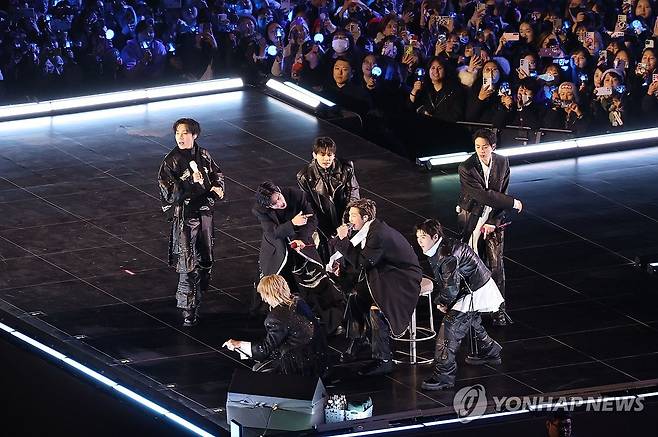방탄소년단(BTS) 광화문 공연 (서울=연합뉴스) 그룹 방탄소년단(BTS)이 21일 서울 광화문 광장에서 정규 5집 '아리랑'(ARIRANG) 발매를 기념해 무료 공연 'BTS 컴백 라이브: 아리랑'(BTS THE COMEBACK LIVE｜ARIRANG)을 열고 있다. 2026.3.21 [사진공동취재단] photo@yna.co.kr