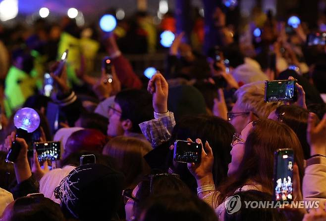 BTS, 내 폰 안에 저장 (서울=연합뉴스) 박동주 기자 = 21일 서울 광화문 광장에서 그룹 방탄소년단(BTS)의 정규 5집 '아리랑'(ARIRANG) 발매를 기념해 열린 무료 공연 'BTS 컴백 라이브: 아리랑'(BTS THE COMEBACK LIVE｜ARIRANG)을 찾은 팬들이 응원봉을 든 채 휴대전화 카메라로 BTS의 공연 모습을 담고 있다. 2026.3.21 pdj6635@yna.co.kr