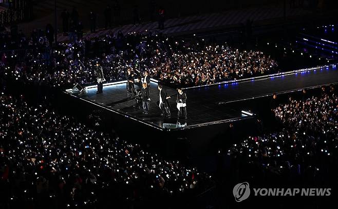 방탄소년단(BTS) 광화문 공연 (서울=연합뉴스) 그룹 방탄소년단(BTS)이 21일 서울 광화문 광장에서 정규 5집 '아리랑'(ARIRANG) 발매를 기념해 무료 공연 'BTS 컴백 라이브: 아리랑'(BTS THE COMEBACK LIVE｜ARIRANG)을 열고 있다. 2026.3.21 [사진공동취재단] photo@yna.co.kr
