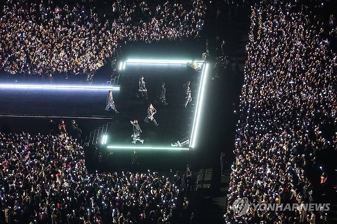 다시 아미들 앞에 선 방탄소년단 (서울=연합뉴스) 그룹 방탄소년단(BTS)이 21일 서울 광화문 광장에서 정규 5집 '아리랑'(ARIRANG) 발매를 기념해 무료 공연 'BTS 컴백 라이브: 아리랑'(BTS THE COMEBACK LIVE｜ARIRANG)을 열고 있다. 2026.3.21 [사진공동취재단] photo@yna.co.kr
