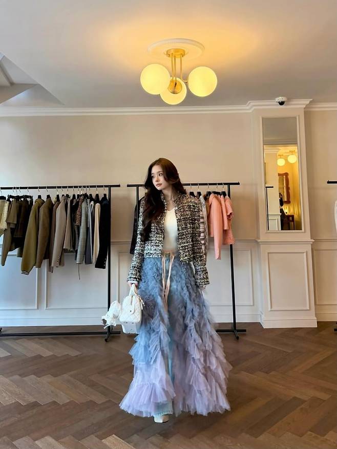 인플루언서 프리지아가 화려한 패션을 선보이고 있다. 사진 = 프리지아 인스타그램
