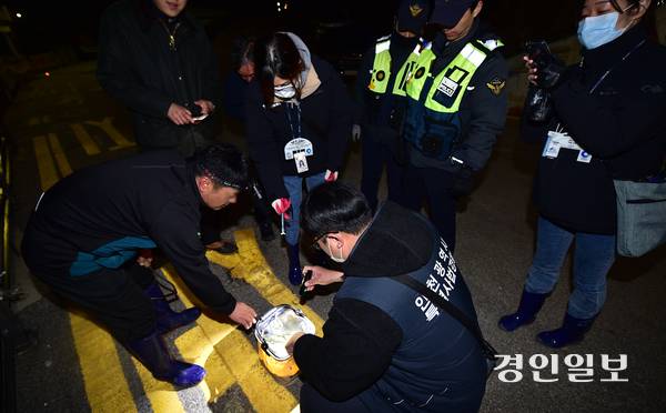 지난 20일 오후 인천시 옹진군 외리 갯벌에서 인천시특별사법경찰과 해경이 불법 해루질 단속을 하고 있다. 2026.3.20 /조재현기자 jhc@kyeongin.com