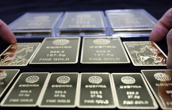 서울 종로구 삼성금거래소에서 직원이 골드바를 정리하고 있다. 2026.3.3 /연합뉴스