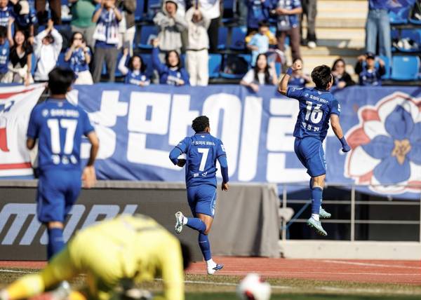 프로축구 K리그2 수원삼성 박현빈이 지난 21일 김해종합운동장에서 열린 하나은행 K리그2 2026 4라운드 김해FC와의 경기에서 후반 추가시간 쐐기골을 터뜨리며 기뻐하고 있다. 2026.3.21 /한국프로축구연맹 제공