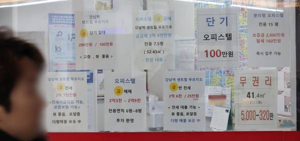 정부가 지난해 발표한 10·15 부동산 대책 이후 인천지역 오피스텔 매매량이 2배 가까이 급증한 것으로 나타났다. 사진은 지난 1월27일 서울 강남구 오피스텔 밀집지역의 한 부동산중개업소에 오피스텔 매물 시세표가 붙어있는 모습. 2026.1.27 /연합뉴스