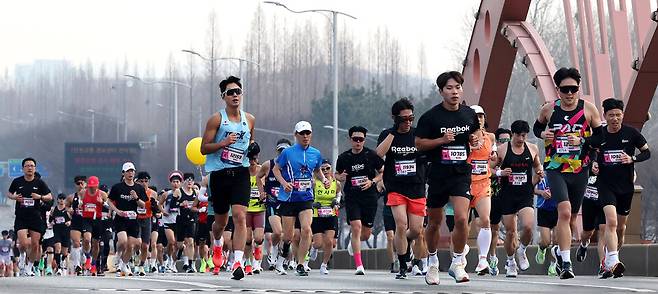 ▲&nbsp;22일 인천 문학경기장에서 열린 '제26회인천국제하프마라톤대회'에 참석한 마라토너들이 송도국제도시 인근을 질주하고 있다. /이재민 기자 leejm@incheonilbo.com