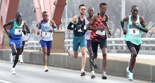 ▲&nbsp;22일 인천 문학경기장에서 열린 '제26회인천국제하프마라톤대회'에 참석한 엘리트 마라토너들이 송도국제도시 인근을 질주하고 있다. /이재민 기자 leejm@incheonilbo.com