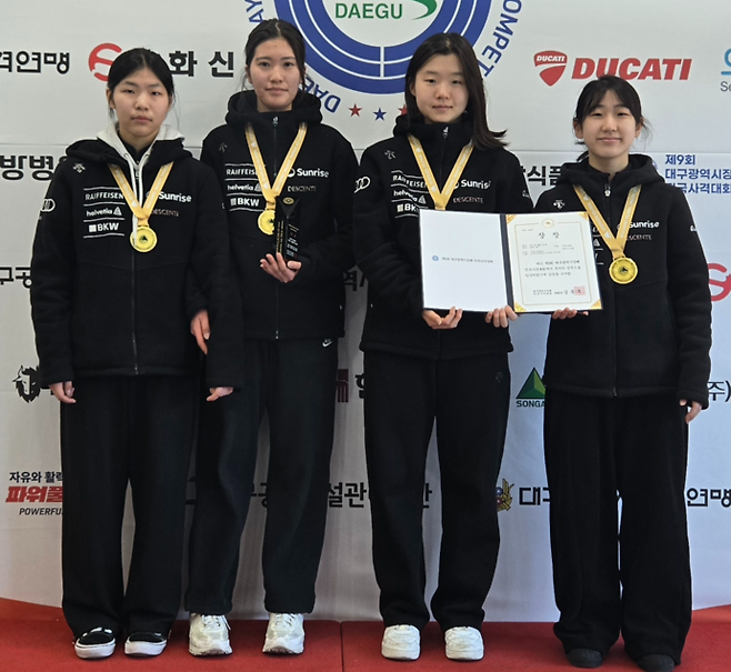 22일 대구국제사격장에서 열린 제9회 대구광역시장배 전국사격대회 여고부 50m 복사 단체전서 우승한 고양 주엽고의 최예인(사진 오른쪽부터)·강다은·조연우·민지영이 기념사진을 찍고 있다. 사진=주엽고등학교