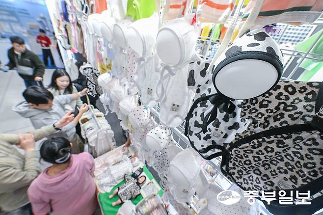 22일 오후 수원시 권선구 수원메쎼에서 열린 '수원 코베 베이비페어&유아교육전'을 찾은 시민들이 다양한 육아용품을 둘러보고 있다. 임채운기자