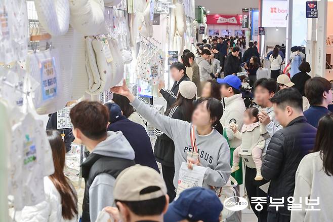 22일 오후 수원시 권선구 수원메쎼에서 열린 '수원 코베 베이비페어&유아교육전'을 찾은 시민들이 다양한 육아용품을 둘러보고 있다. 임채운기자