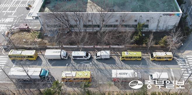 쿠팡 물류센터 인근에서 주정차와 소음 문제가 이어지고 있는 가운데 22일 오후 용인시 한 쿠팡 물류센터 인근 도로에 차량들이 불법 주정차돼 있다. 임채운기자