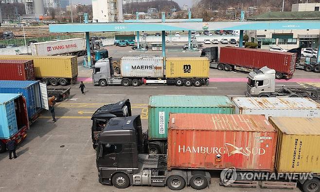 정부가 중동전쟁으로 인한 국제유가 급등에 대응해 '석유 최고가격제'와 '경유 유가연동보조금'을 시행한 지 열흘째를 맞았다.(사진=연합뉴스 제공)