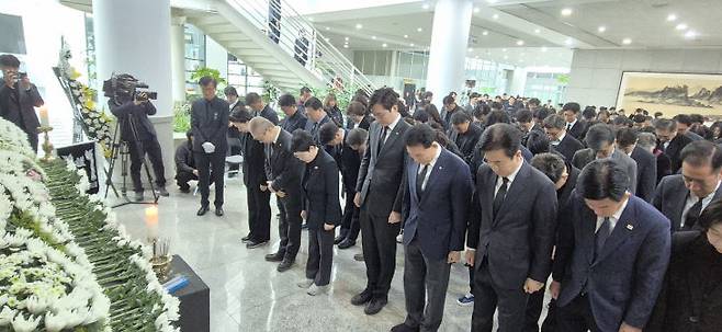 더불어민주당 대전시당 주요 인사들의 조문 모습. [사진=민주당 대전시당]