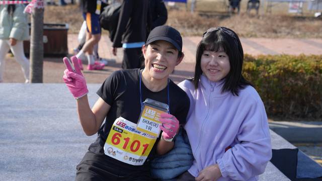 문선미 건강코스 여자 우승자가 딸과함께 기뻐하고 있다. 사진=김영정 기자