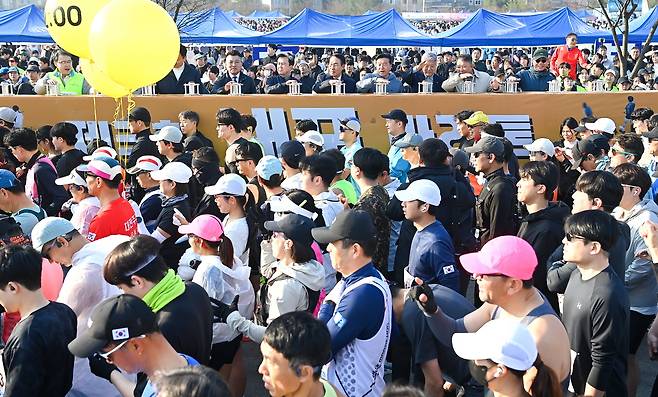 '2026 내포마라톤대회'가 21일 내포 홍예공원 일원에서 열린 가운데 홍경선 충청투데이 사장과 김태흠 충남도지사를 비롯한 내빈들이 출발버튼을 누르고 있다. 김주형 기자 kjh2667_@cctoday.co.kr