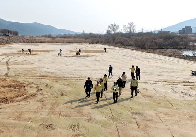 ▲ 조병옥 군수가 관계 공무원들과 함께 공사 현장을 방문해 사업 추진 현황과 공정 진행 상황을 점검했다.