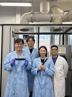 &nbsp;(왼쪽부터) KAIST 배상윤 박사과정, 김성수 교수,&nbsp; 강다정 박사과정, 김원빈 박사