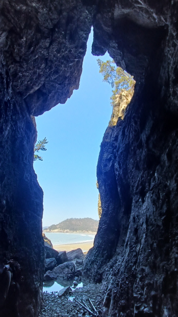 용난굴에서 본 해변 풍경. 썰물 때 들어가서 볼 수 있다