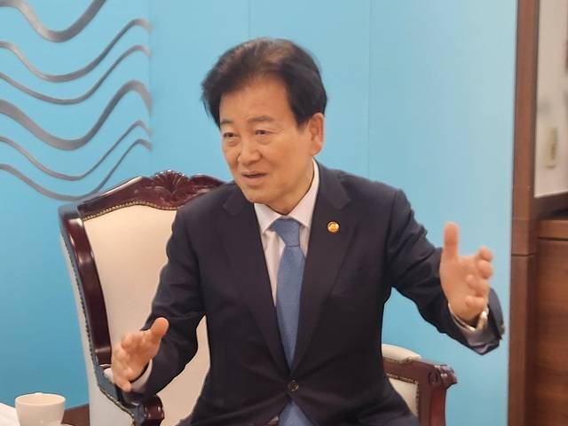 정동영 장관이 정부서울청사 통일부 장관실에서 진행된 전북일보와의 인터뷰에서 ‘피지컬 AI’와 전북의 미래전략에 대해 설명하고 있다. /이준서 기자