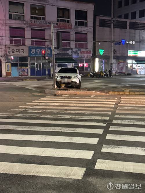 ◇춘천경찰서는 도로교통법상 음주운전 혐의로 50대 C씨를 불구속 입건했다고 지난 20일 밝혔다. C씨는 지난 18일 밤 11시께 춘천시 근화동 근화사거리에서 음주운전을 하다 신호기를 들이받은 혐의를 받는다. 사진=독자제공