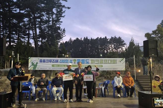 ‘제1회 울릉크루즈배 전국 파크골프 대회’ 시상식에서 우승자들이 상금과 꽃다발을 들고 기쁨을 나누고 있다. /황진영 기자