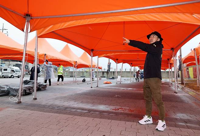 ‘대게’의 성장과정과 빼닮은 인생을 살아온 제29회 영덕대게축제 총감독 이재선씨가 지난 18일 축제가 열리는 해파랑공원에서 축제 준비 상황을 점검하고 있다. /이용선기자 photokid@kbmaeil.com