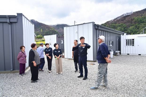 윤경희 청송군수가 산불피해 이재민 임시주택 입주자들의 불편사항 및 애로사항을 청취하고 있다.