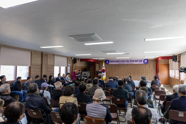 이날 행사에는 엄흥도 후손 30여 명을 비롯해 언론, 학계, 주민 등 100여 명이 참석했다. 군위군 제공