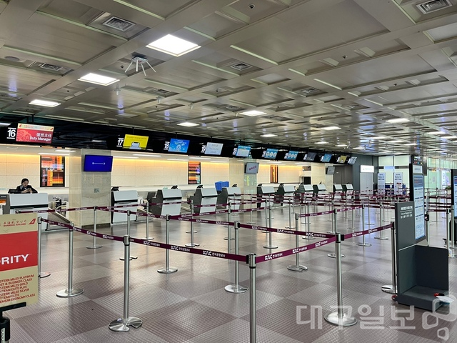 최근 중동사태로 지난 18일 티웨이항공이 비상경영체제를 발표하며 대구 출발 비인기 노선의 폐지 가능성이 제기되는 가운데 지역 여행 업계의 우려의 목소리가 나오고 있다. 사진은 한산한 분위기의 대구공항 국제선 카운터. 대구일보 DB