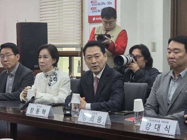 장동혁 국민의힘 대표가 22일 대구시당을 찾아 대구 국회의원 12명과 함께 긴급회의를 갖고 모두 발언을 하고 있다. 권용국 기자